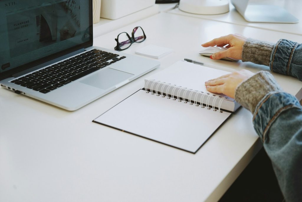 Scrivania da ufficio con agenda e computer