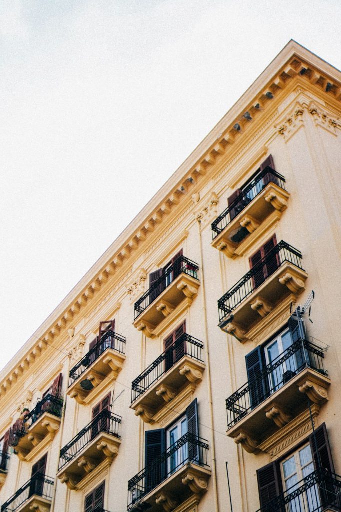 Facciata di un palazzo residenziale con balconi