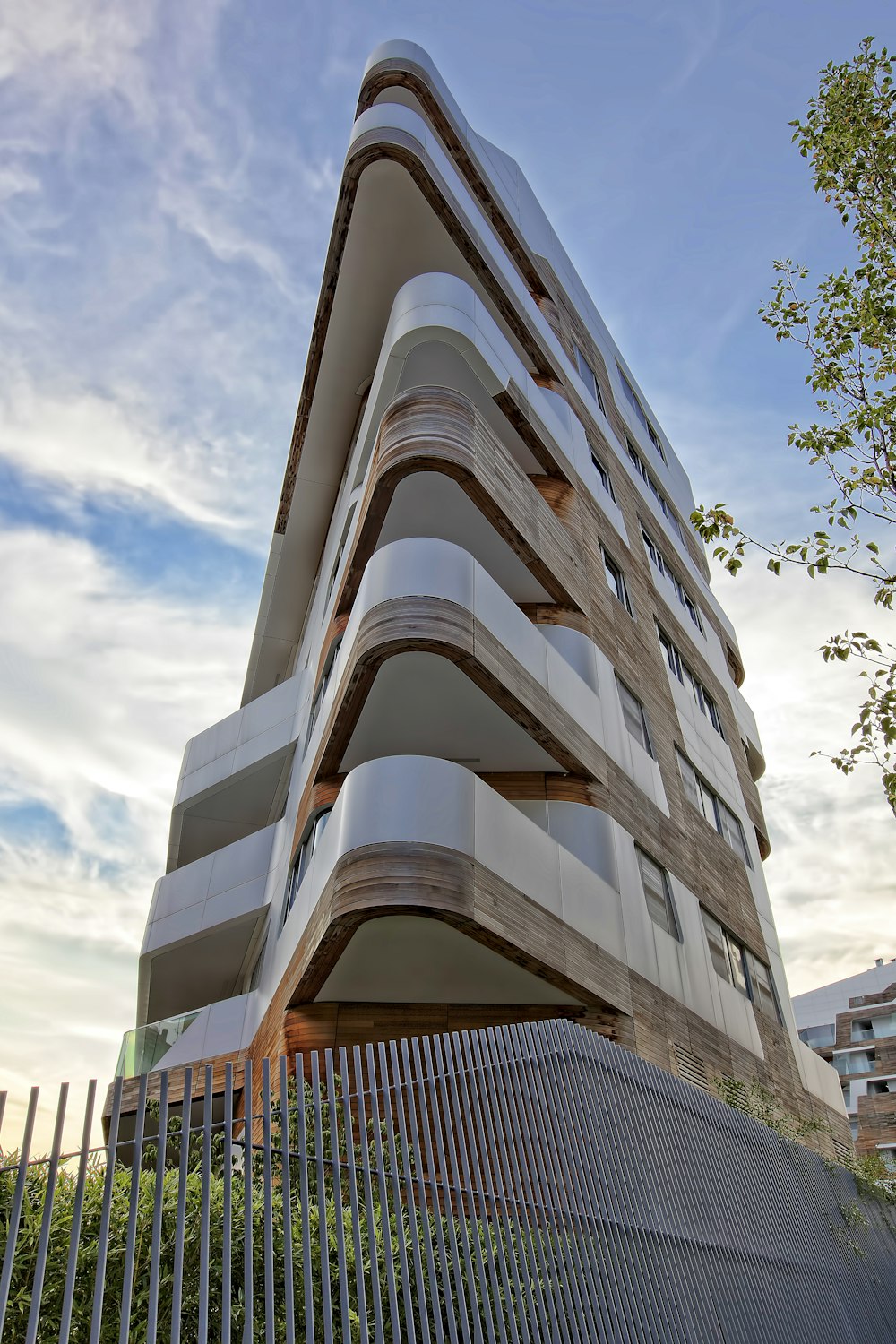 Condominio moderno con balconi